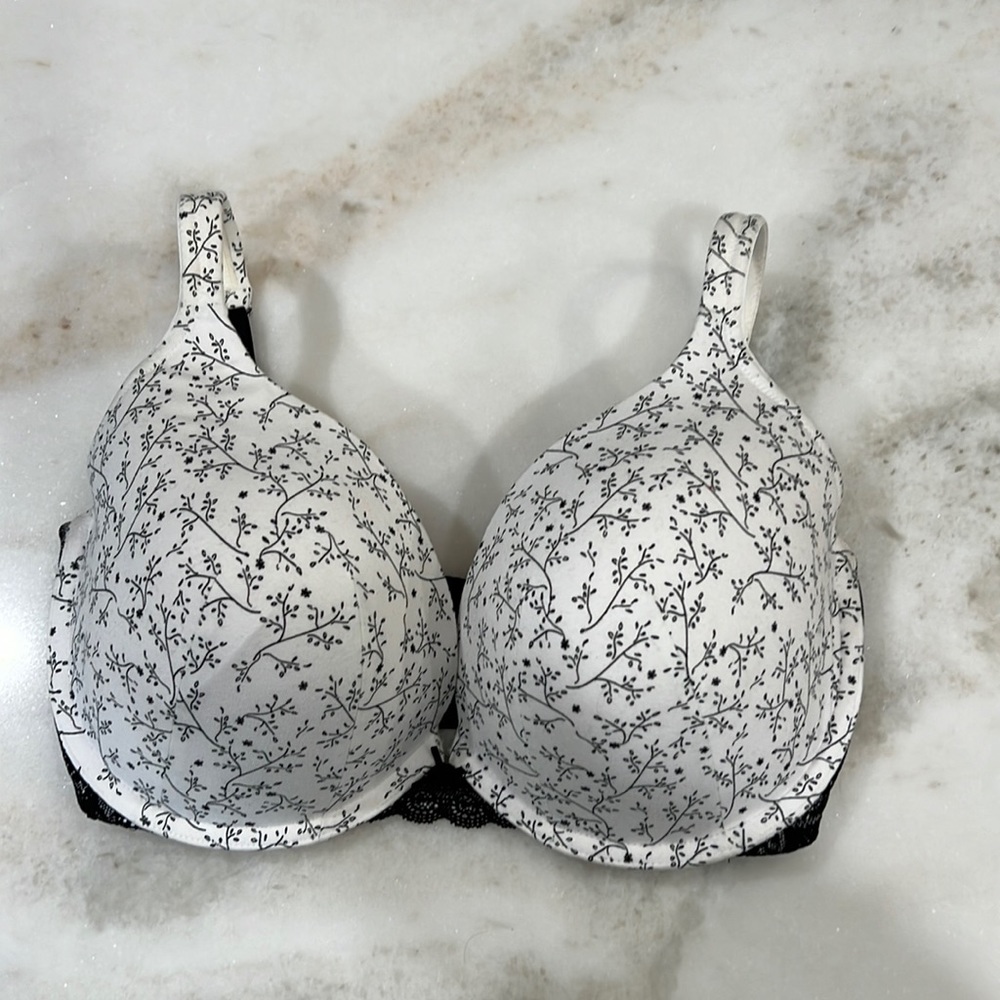 Like new without tag. 38G black & white floral bra. Cacique brand.